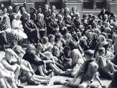 405197 Afbeelding van het bezoek van Koningin Juliana aan de viering van het eerste lustrum van de Nederlandse ...